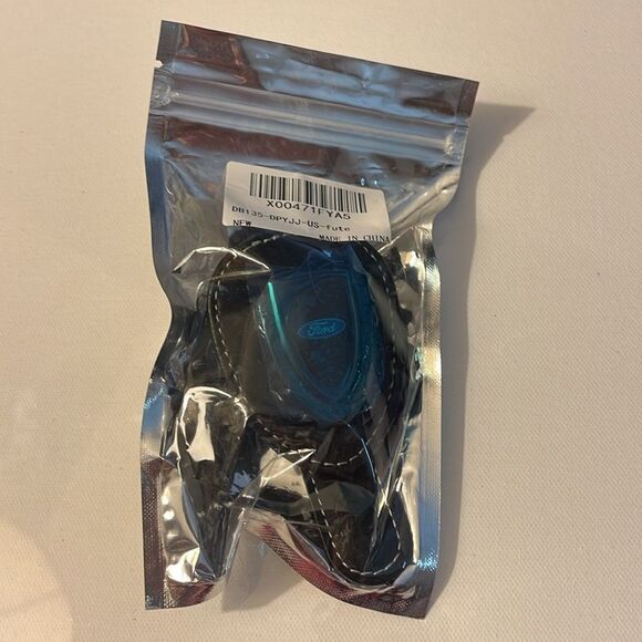 Ford Sunglass Holder for Car with Logo Black PU Leather NWT - Picture 9 of 9